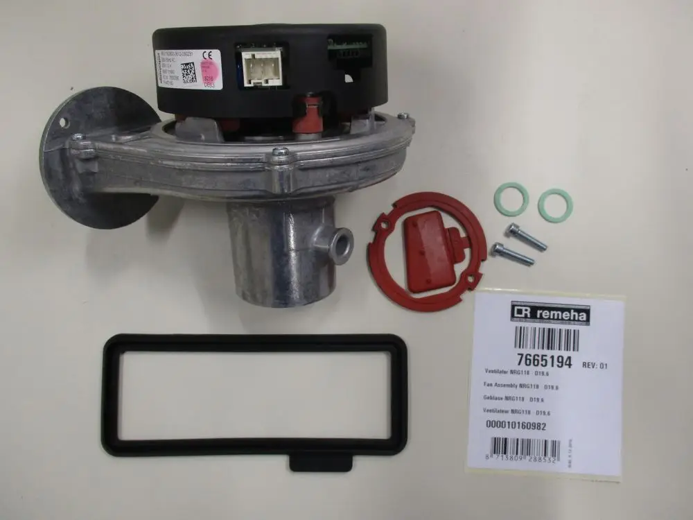 Remeha Ventilator mit Metallgehäuse, elektrischen Anschlüssen, Dichtungen, Schrauben und einem Montageadapter, auf weißem Hintergrund angeordnet.